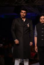 Arjun Kapoor walk for Masaba-Satya Paul for PCJ Delhi Couture Week on 2nd Aug 2013 (61).JPG